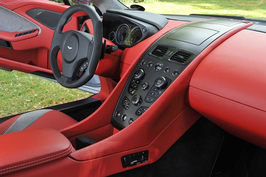 Интерьер Aston Martin Vanquish 2012 года  (NA) (фото 26 из 182)